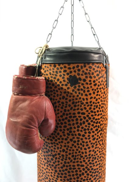 Punching ball en peau de vache orange tachetée – Image 2