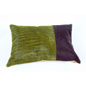 Coussin en peau de vache chevrons