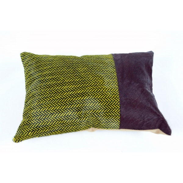 Coussin en peau de vache chevrons