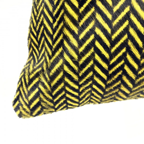 Coussin en peau de vache chevrons – Image 3