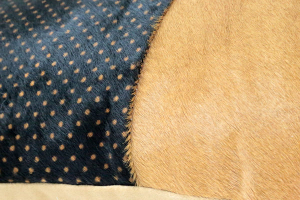 Coussin en peau de vache petits pois – Image 3