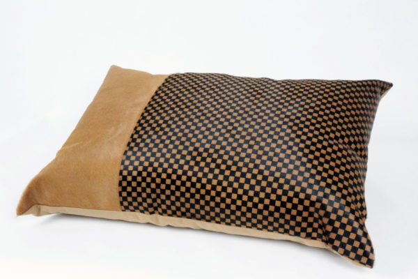 Coussin en peau de vache damier – Image 2