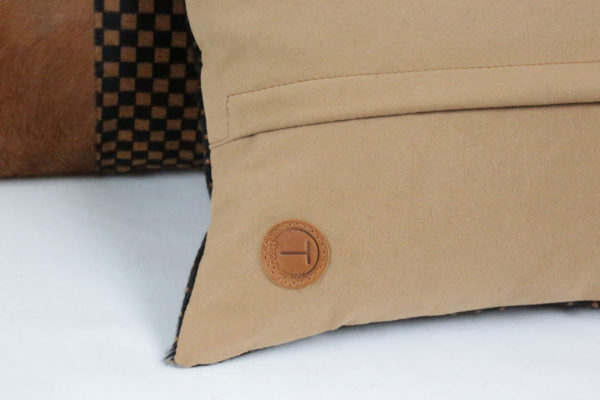 Coussin en peau de vache damier – Image 4