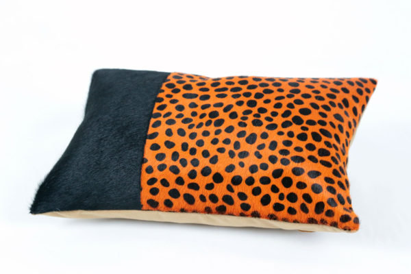 Coussin en peau de vache orange tachetée – Image 4