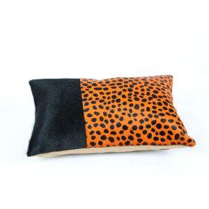 Coussin en peau de vache orange tachetée