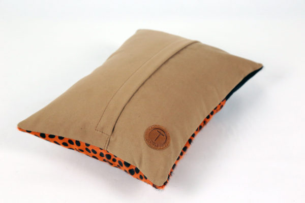 Coussin en peau de vache orange tachetée – Image 2