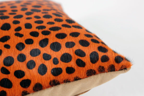 Coussin en peau de vache orange tachetée – Image 3