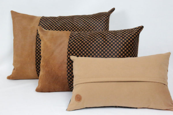 Coussin en peau de vache damier – Image 3