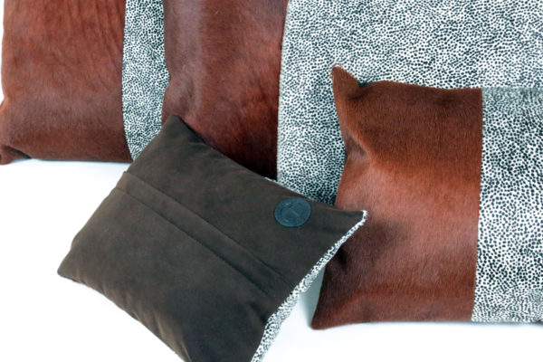 Coussin en peau de vache ambrée – Image 3