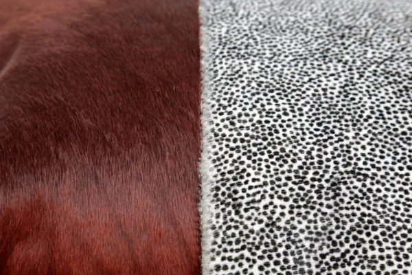 Coussin en peau de vache ambrée – Image 4