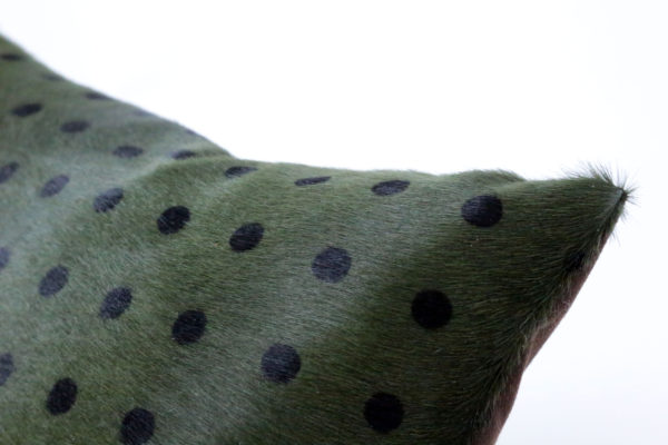 Coussin en peau de vache à pois – Image 2