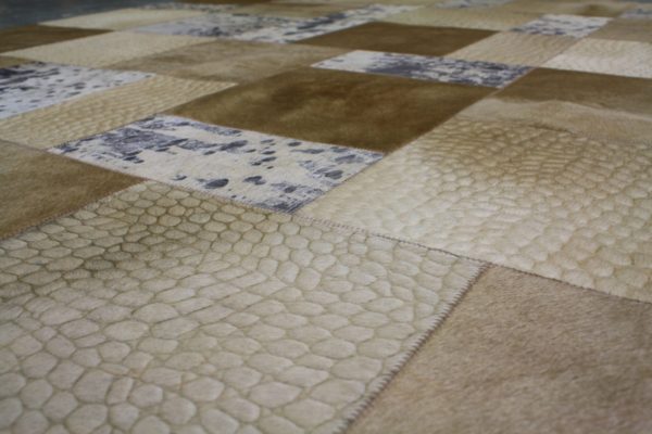 Tapis en peau de vache mixte beige – Image 2