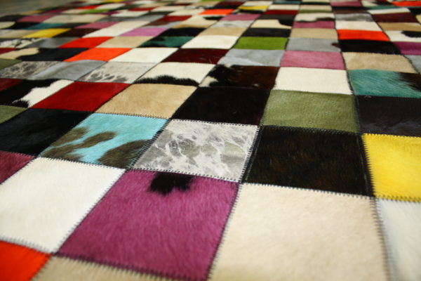 Tapis peau de vache rond patchwork multicolore – Image 2