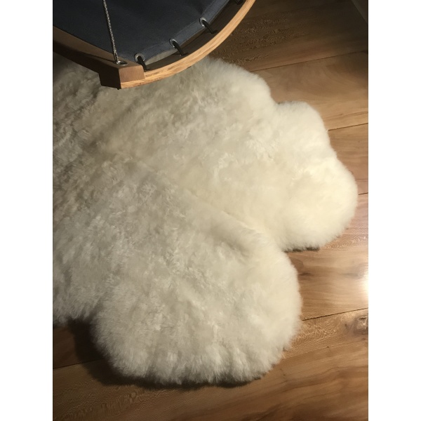 tapis peau de mouton quarto blanc