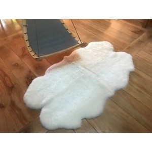tapis peau de mouton quarto blanc
