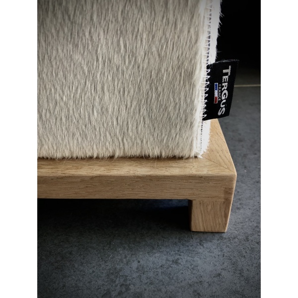 pouf-bois-peau-de-vache-blanc