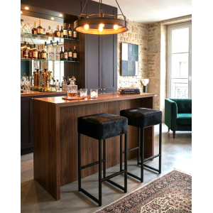 tabouret noir en peau de vache