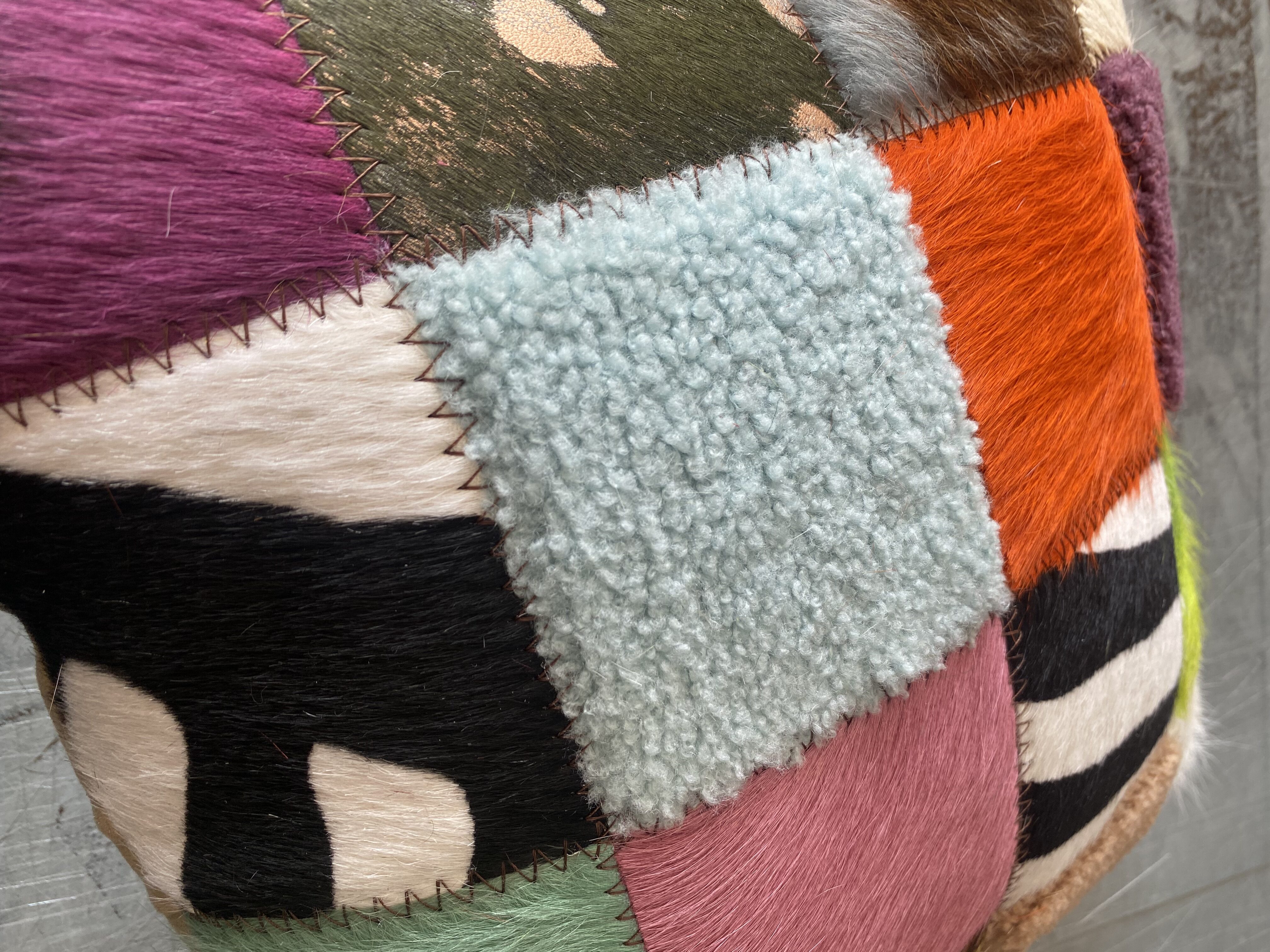 Coussin patchwork Annecy au coin du feu – Image 2